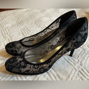 Stuart Weitzman black Lace pumps with leather sole and silver lining size 8.5